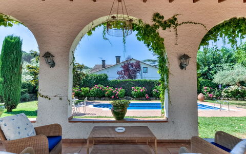 Quietud: Arquitectura, Arbusto, Jardín, Arco, Casa, Inmuebles, Hacienda, Maceta, Sombra