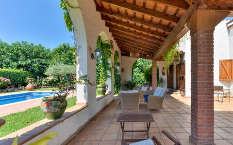 Quietud: Arquitectura, Jardín, Arbusto, Columna, Casa, Casa, Puerta, Maceta, Porche