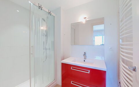 Metadier: Piso, Diseño De Interiores, Suelo, Arreglo De Tubería, Baño, Mueble De Baño, Plomería, Lavabo Del Baño, Techo, Puerta