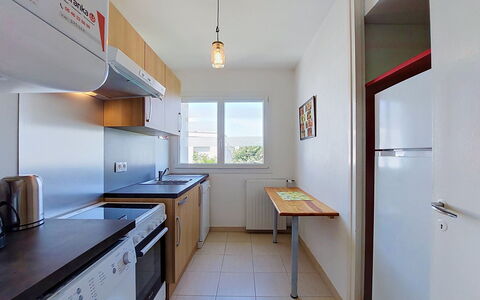 Metadier: Electrodoméstico, Departamento, Cocina, Diseño De Interiores, Mostrador, Habitación, Piso, Gabinetes, Techo, Aparato De Cocina