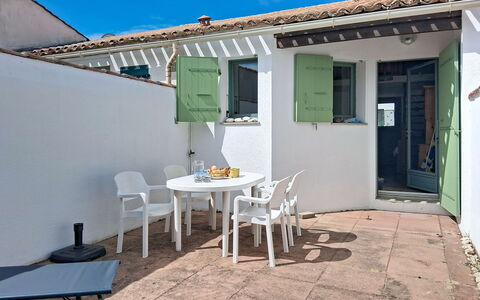 Les Dunes: Casa, Puerta, Sombra, Silla, Mueble Para Exteriores, Mesa Al Aire Libre, Planta De Casa, Balcón, Cocina Y Comedor Mesa