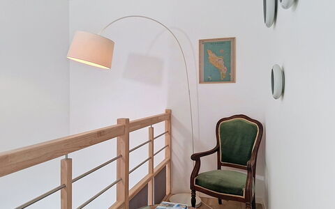 Les Bains D'Oléron 1: Mueble, Diseño De Interiores, Pared, Piso, Madera, Suelo, Sala, Sofá, Habitación, Encendiendo