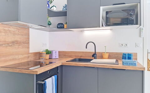 Les Bains D'Oléron 1: Cocina, Aparato De Cocina, Mostrador, Mueble, Gabinetes, Diseño De Interiores, Madera, Electrodoméstico, Piso, Electrodoméstico