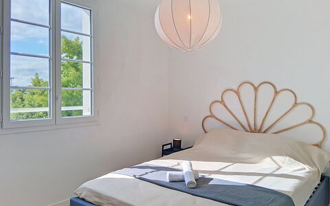 Les Bains D'Oléron 1: Diseño De Interiores, Habitación, Mueble, Sábana, Cama, Lecho, Linos, Marco De La Cama, Habitación, Lámpara