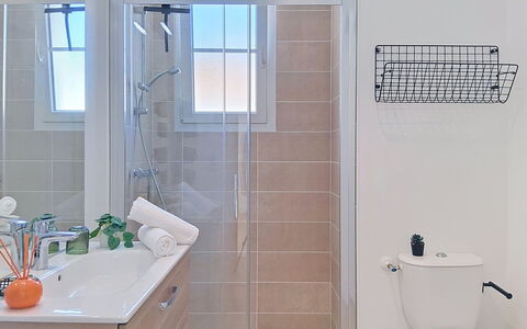 Les Bains D'Oléron 1: Baño, Arreglo De Tubería, Diseño De Interiores, Piso, Suelo, Mueble De Baño, Plomería, Lavabo, Baño, Grifo