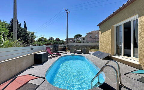 Villa des Amoureux: Azul, Piscina, Barrio Residencial, Material Compuesto, Casa, Mueble Para Exteriores, Recurso, Sombra, Hormigón, Inmuebles