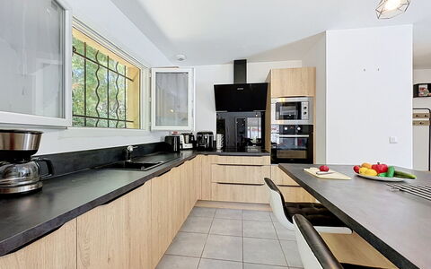 Villa des Amoureux: Cocina, Mostrador, Aparato De Cocina, Diseño De Interiores, Mueble, Gabinetes, Electrodoméstico, Piso, Madera, Techo