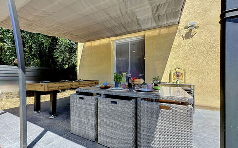 Villa des Amoureux: Mueble, Mueble Para Exteriores, Sombra, Silla, Suelo, Mesa Al Aire Libre, Toldo, Estructura Al Aire Libre, Cocina Y Comedor Mesa, Patio