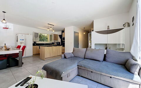 Villa des Amoureux: Mueble, Diseño De Interiores, Sofá, Piso, Suelo, Sala, Techo, Habitación, Departamento