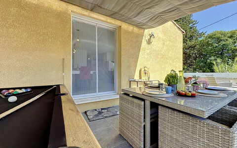 Villa des Amoureux: Mueble, Piso, Suelo, Diseño De Interiores, Silla, Mueble Para Exteriores, Sombra, Planta De Casa, Cocina Y Comedor Mesa, Mesa De Café