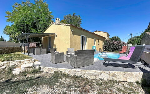 Villa des Amoureux: Casa, Cabaña, Sombra, Inmuebles, Hormigón, Patio Interior, Paisajismo, Yarda, Silla, Mueble Para Exteriores