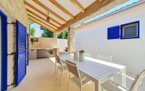 Villa Mm Stankovci: Diseño De Interiores, Mueble, Madera, Piso, Techo, Suelo, Habitación, Encendiendo, Departamento, Mesa