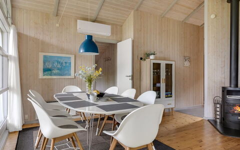 Ljubinko - 300M from the Sea: Diseño De Interiores, Mueble, Piso, Madera, Techo, Suelo, Lámpara, Comedor, Cocina Y Comedor Mesa, Silla