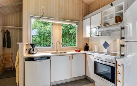 Ljubinko - 300M from the Sea: Madera, Cocina, Diseño De Interiores, Techo, Aparato De Cocina, Mostrador, Electrodoméstico, Habitación, Casa, Electrodoméstico