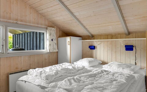 Ljubinko - 300M from the Sea: Madera, Habitación, Cama, Diseño De Interiores, Casa, Techo, Lecho, Sábana, Mueble, Marco De La Cama