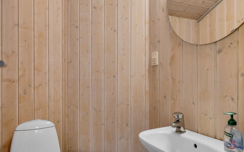 Ljubinko - 300M from the Sea: Pared, Madera, Piso, Suelo, Diseño De Interiores, Arreglo De Tubería, Baño, Habitación, Tablón, Madera Dura