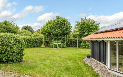 Ljubinko - 300M from the Sea: Hierba, Arbusto, Jardín, Techo, Casa, El Terreno Del Lote, Casa, Césped, Cobertura Del Suelo