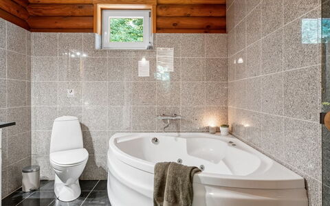 Unelma - from the Sea: Arreglo De Tubería, Baño, Piso, Diseño De Interiores, Bañera, Suelo, Grifo, Plomería, Lavabo, Techo