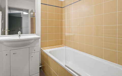 Grasse 623: Piso, Suelo, Arreglo De Tubería, Diseño De Interiores, Techo, Baño, Plomería, Loseta, Material Compuesto, Habitación