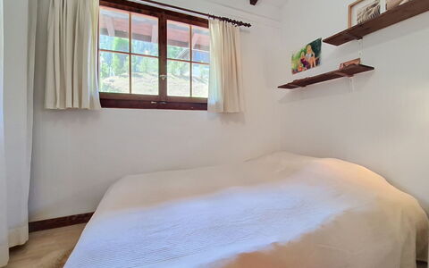 Balcon du Ciel 1: Cama, Habitación, Diseño De Interiores, Suelo, Sábana, Madera, Lecho, Mueble, Piso, Linos