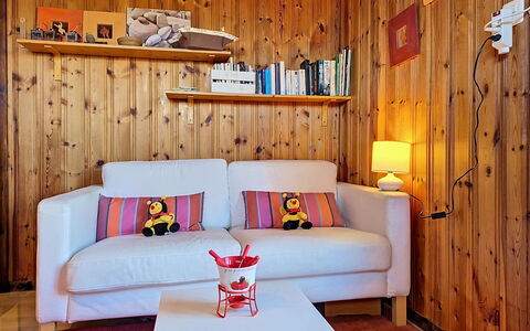 Balcon du Ciel 1: Mueble, Diseño De Interiores, Pared, Piso, Madera, Suelo, Habitación, Encendiendo, Sala, Sofá