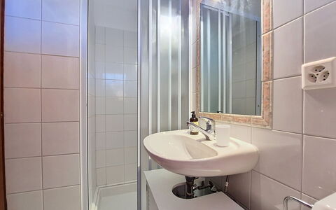 Balcon du Ciel 1: Lavabo Del Baño, Pared, Arreglo De Tubería, Diseño De Interiores, Baño, Piso, Suelo, Lavabo, Habitación, Grifo