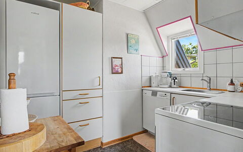 Rosalie - 150M from the Sea: Piso, Diseño De Interiores, Cocina, Madera, Suelo, Electrodoméstico, Mostrador, Gabinetes, Aparato De Cocina, Techo
