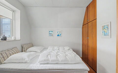 Rosalie - 150M from the Sea: Habitación, Cama, Suelo, Madera, Diseño De Interiores, Piso, Sábana, Lecho, Techo, Linos