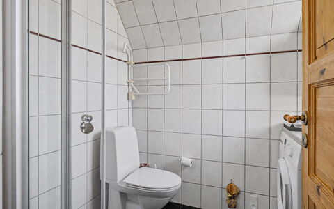 Rosalie - 150M from the Sea: Pared, Piso, Suelo, Arreglo De Tubería, Asiento Del Baño, Diseño De Interiores, Baño, Baño, Plomería, Habitación