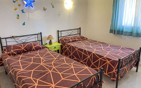 Vista Mar: Cama, Habitación, Lecho, Sábana, Mueble, Suelo, Piso, Diseño De Interiores, Linos, Marco De La Cama