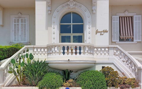 Le Grand Hotel: Cordillera, Balcón, Pueblo De Montaña