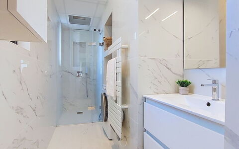 Le Grand Hotel: Piso, Suelo, Diseño De Interiores, Arreglo De Tubería, Techo, Baño, Plomería, Loseta, Espejo, Mueble De Baño