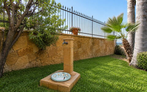 La Villa di Giusy: Jardín, Paisajismo, Patio Interior, Césped, Yarda, Losa, Fuente De Agua, Maceta, Patio