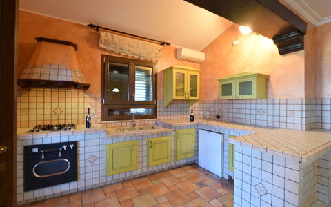 La Villa di Giusy: Cocina, Diseño De Interiores, Piso, Mostrador, Madera, Suelo, Techo, Mueble, Habitación, Gabinetes