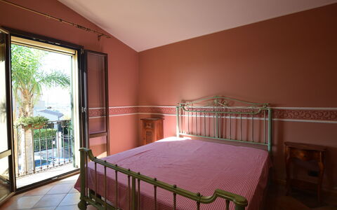 La Villa di Giusy: Mueble, Diseño De Interiores, Habitación, Suelo, Cama, Casa, Habitación, Marco De La Cama, Sábana, Lecho