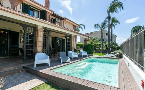 La Villa di Giusy: Piscina, Recurso, Barrio Residencial, Casa, Eco Hotel, Sombra, Inmuebles, Balcón, Ocio, Hacienda
