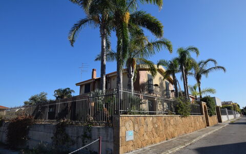 La Villa di Giusy: Cielo, Árbol, Barrio Residencial, Casa, Casa, Plantas Leñosas, Suburbio, Sombra