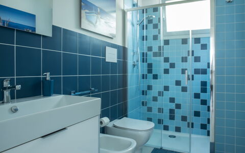A Casa di Gio: Azul, Arreglo De Tubería, Baño, Piso, Diseño De Interiores, Suelo, Plomería, Grifo, Loseta, Lavabo