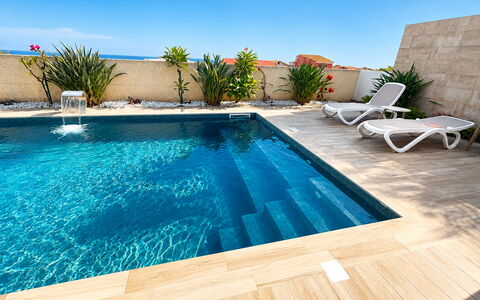 A Casa di Gio: Azul, Piscina, Piso, Suelo, Material Compuesto, Recurso, Mueble Para Exteriores, Ocio, Fuente De Agua, Sombra