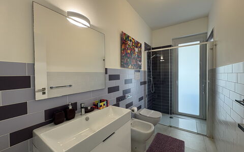 A Casa di Gio: Piso, Arreglo De Tubería, Suelo, Diseño De Interiores, Baño, Plomería, Loseta, Lavabo, Lavabo Del Baño, Grifo