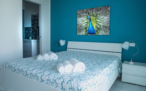 A Casa di Gio: Mueble, Azul, Diseño De Interiores, Cama, Habitación, Pared, Suelo, Piso, Lecho, Sábana