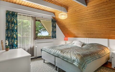Milly - 500M to the Fjord: Cama, Habitación, Diseño De Interiores, Sábana, Madera, Lecho, Techo, Mueble, Piso, Suelo