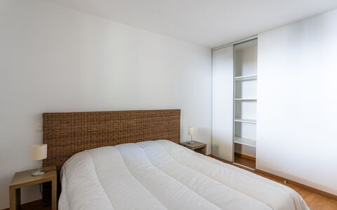 Lacanau 679: Cama, Habitación, Lecho, Diseño De Interiores, Piso, Suelo, Mueble, Sábana, Pared, Madera