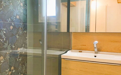 Allée des Dunes: Piso, Lavabo Del Baño, Arreglo De Tubería, Baño, Suelo, Mueble De Baño, Diseño De Interiores, Lavabo, Plomería, Espejo