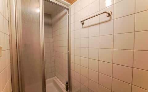 Grafenast: Pared, Piso, Suelo, Arreglo De Tubería, Baño, Plomería, Material Compuesto, Loseta, Ducha, Habitación