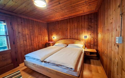 Grafenast: Madera, Habitación, Cama, Sábana, Diseño De Interiores, Suelo, Marco De La Cama, Piso, Lecho, Madera Dura