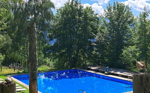 Grafenast: Azul, Piscina, Ocio, Sombra, Jardín, Paisajismo, Fuente De Agua, Patio Interior, Hojas Perennes