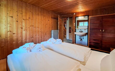 Grafenast: Cama, Habitación, Diseño De Interiores, Piso, Suelo, Madera, Techo, Sábana, Lecho, Mueble