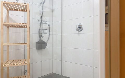Pettneu am Arlberg 662: Piso, Alcachofa De La Ducha, Arreglo De Tubería, Suelo, Ducha, Plomería, Barra De La Ducha, Panel De Ducha, Baño