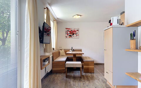 Pettneu am Arlberg 662: Mueble, Diseño De Interiores, Piso, Madera, Suelo, Habitación, Techo, Mesa, Encendiendo, Sala